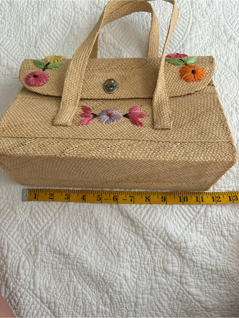 Vintage Bermuda Craft Straw Handbag w/raffia floral decoration. Very nice shape